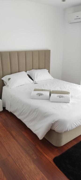 Quarto com cama de casal, cabeceira estofada e ar condicionado