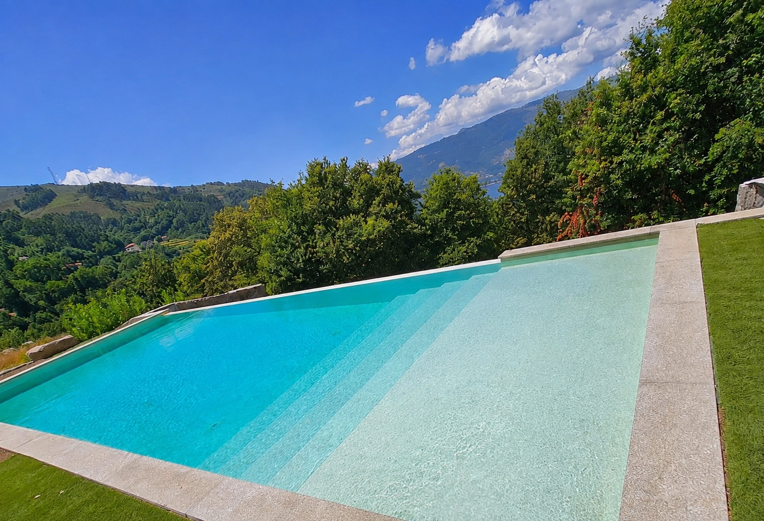 Piscina privada da Villa Cella com vista para as montanhas do Gerês